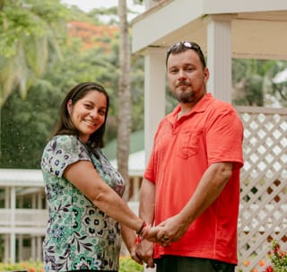 Christopher y Yamilette tomados de la mano frente a su casa en Costa Rica